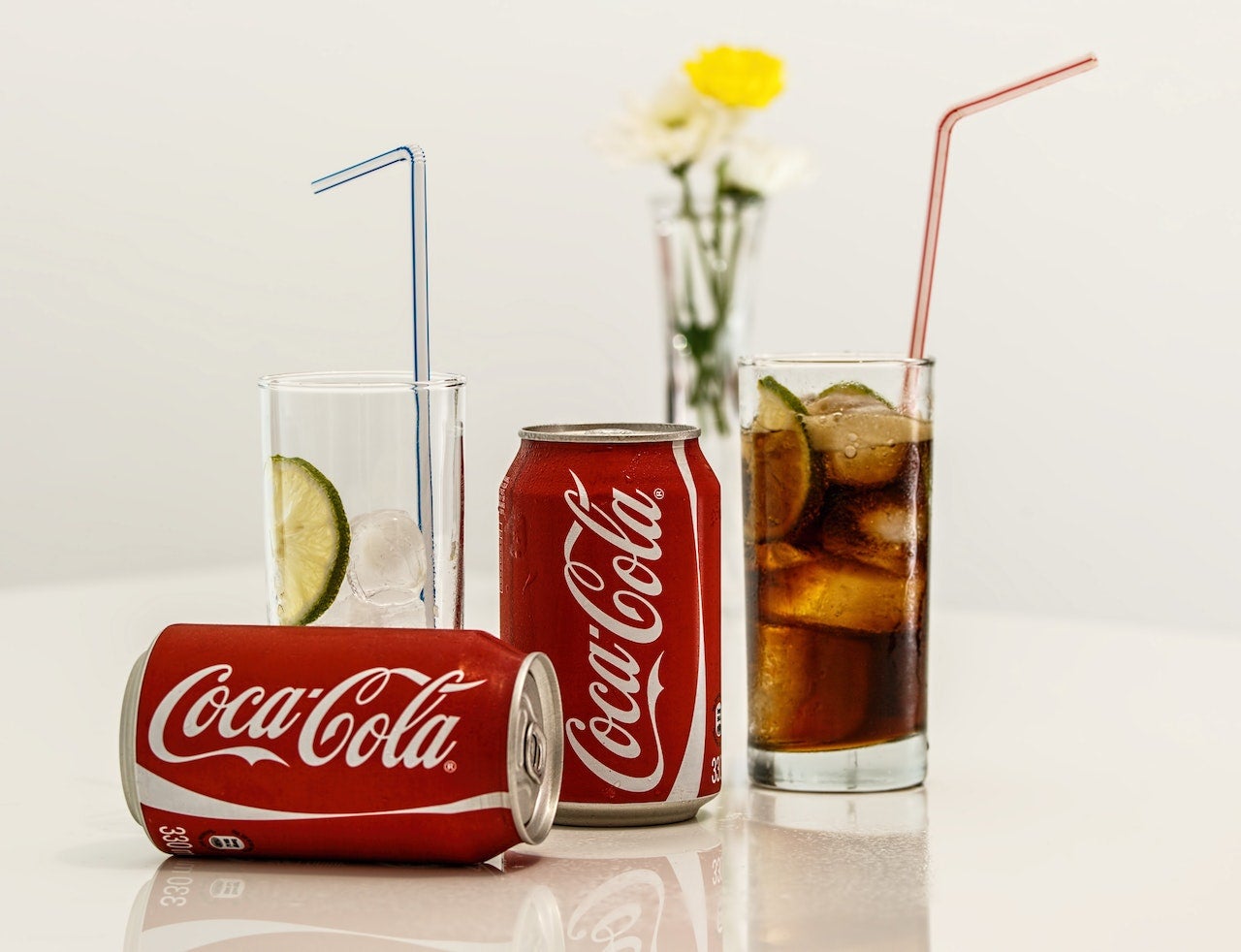 coca cola cans and glasses