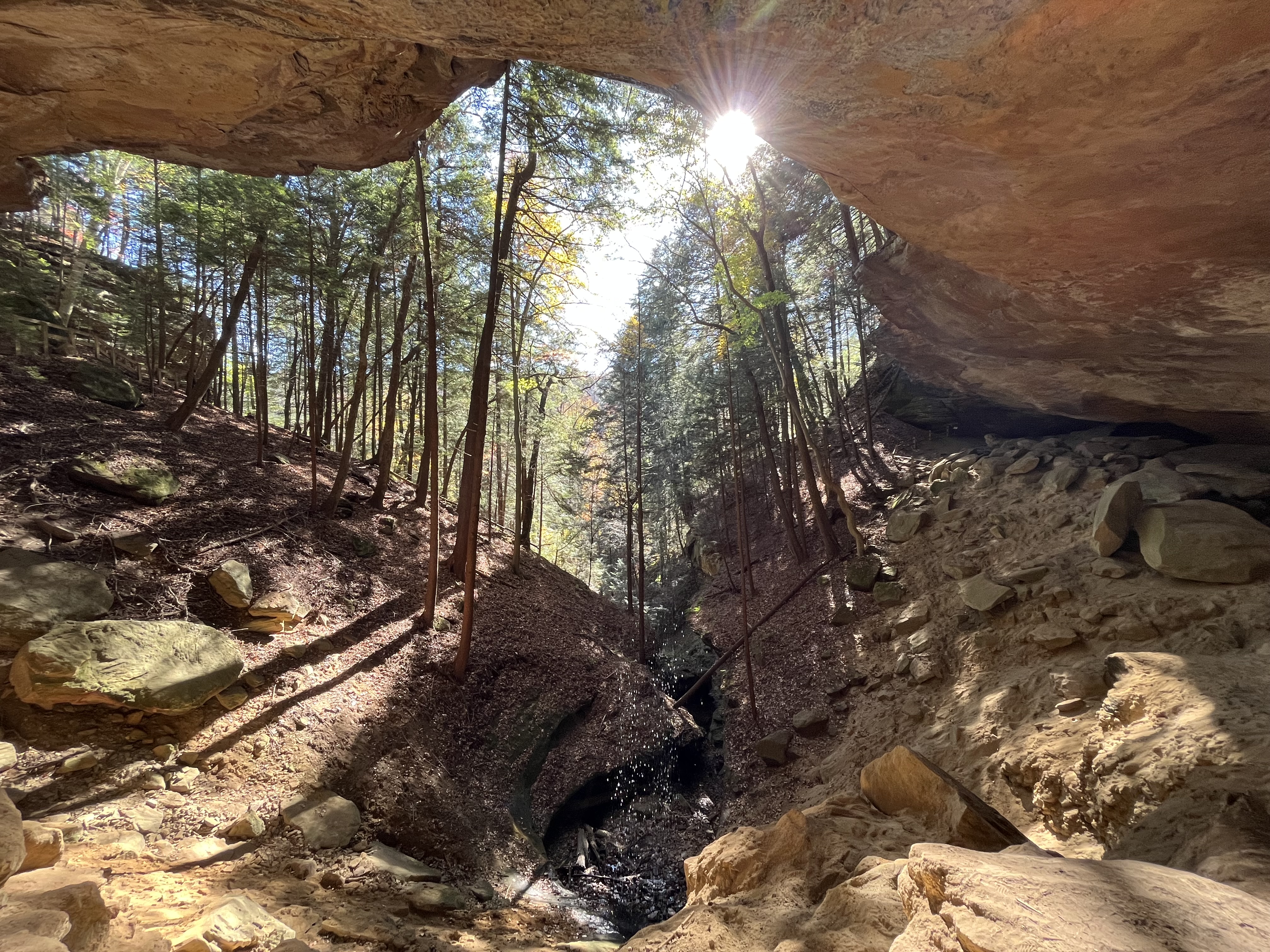 A picture of whispering cave in Hocking Hills State Park