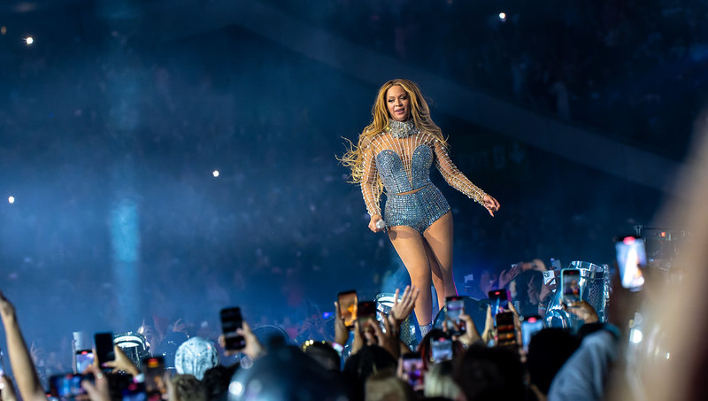beyoncé performing at the renaissance tour in london