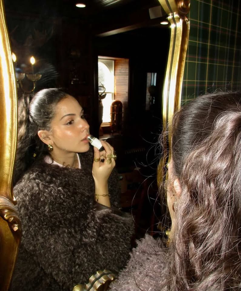 Vanessa Méthot applying lipstick in the mirror
