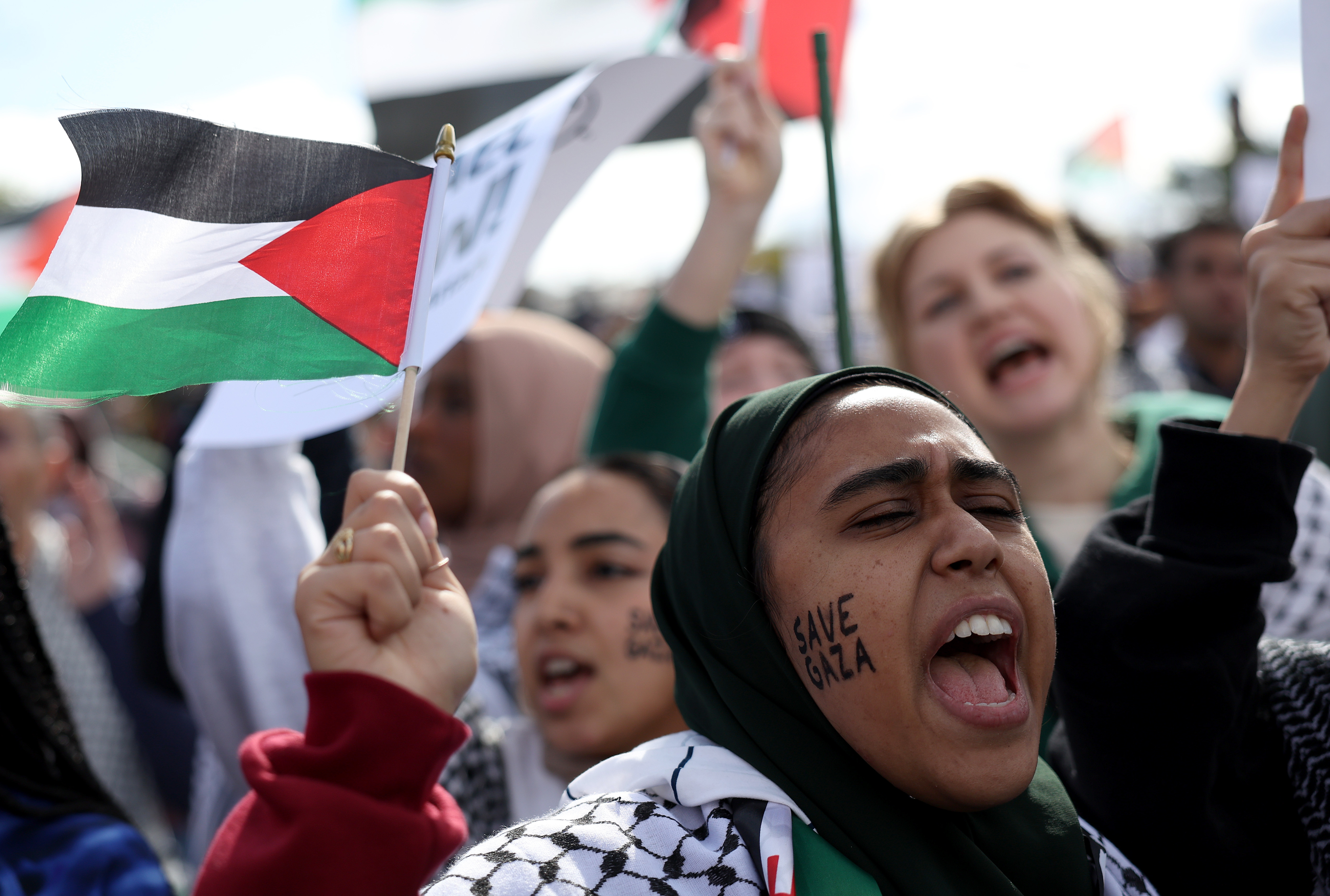 protesters with palestinian flags