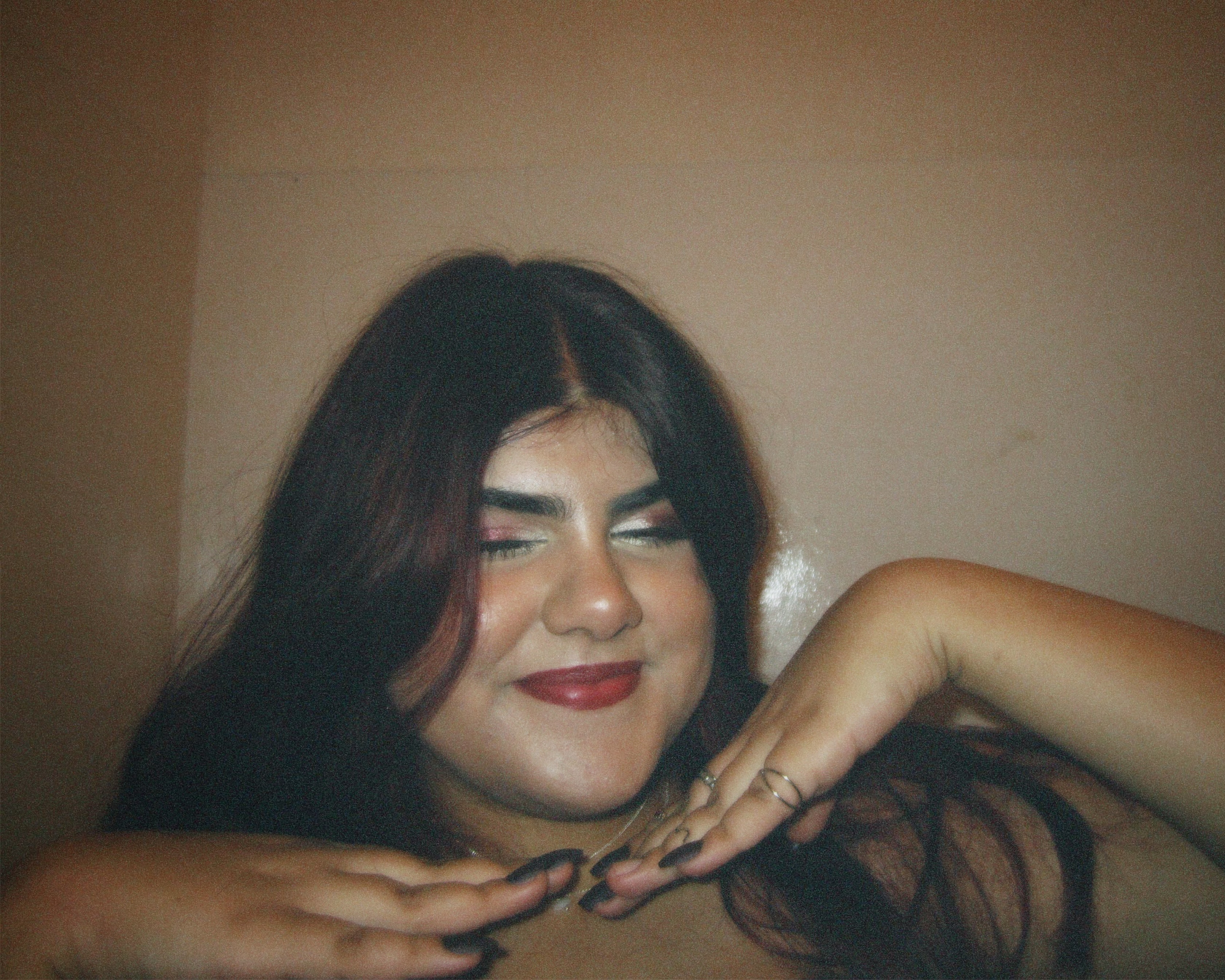 A girl (me) smiling.