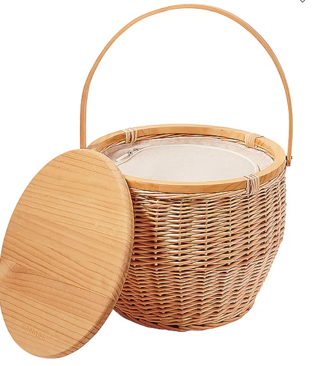 Round wicker basket with cheese board?width=1024&height=1024&fit=cover&auto=webp
