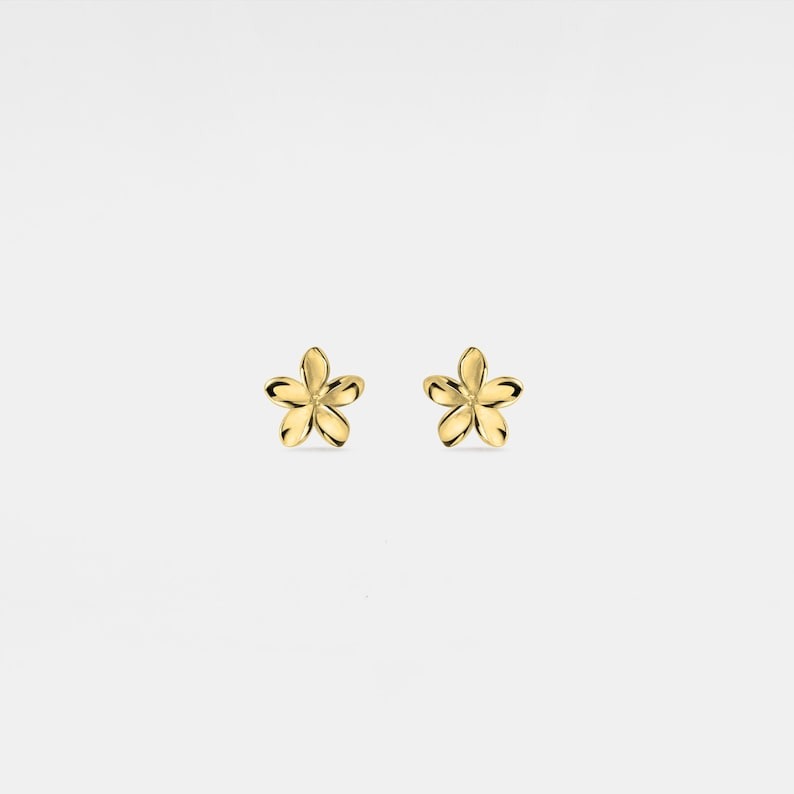 Perimade & Co Dainty Flower Stud Earrings