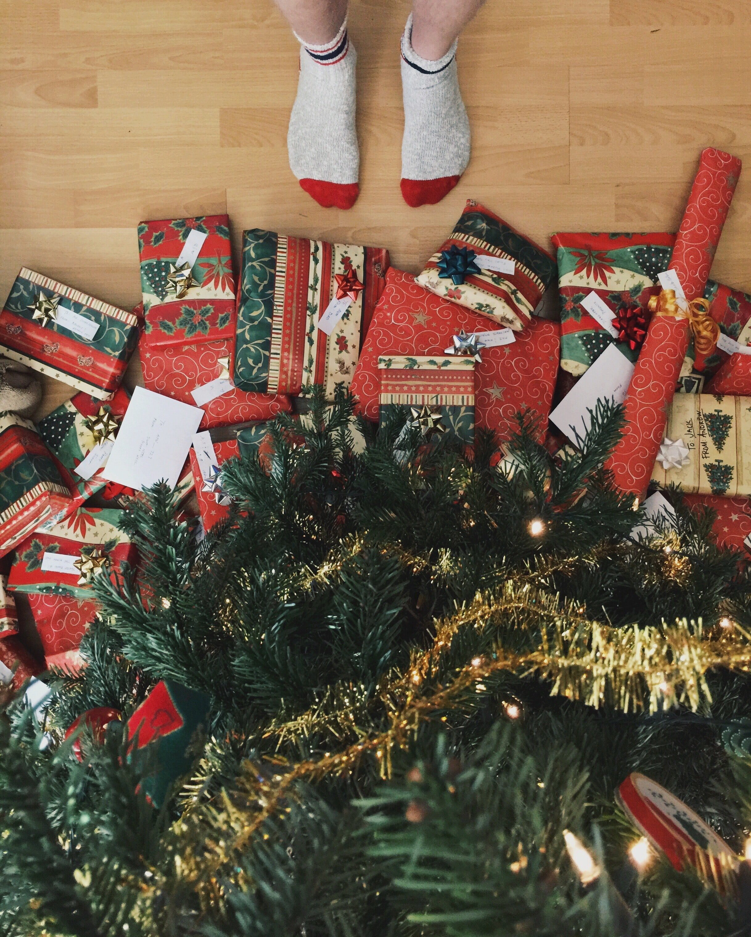Christmas presents by Andrew Neel from unsplash