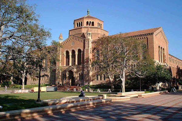 powell library ucla 10 december 2005jpg by Public Domain?width=698&height=466&fit=crop&auto=webp&dpr=4
