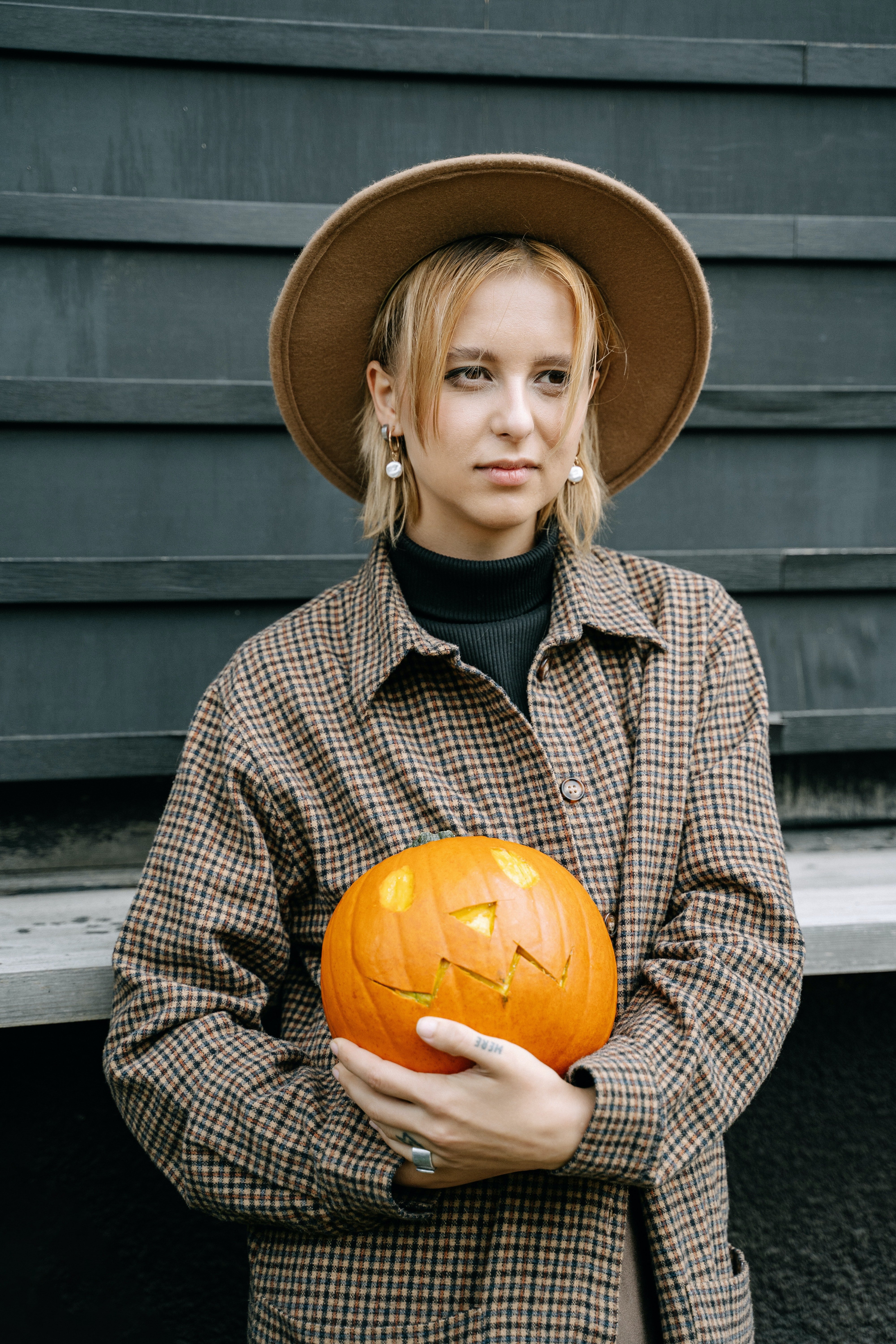 woman holding pumpkin and wearing fedora by Ivan Samkov?width=698&height=466&fit=crop&auto=webp&dpr=4
