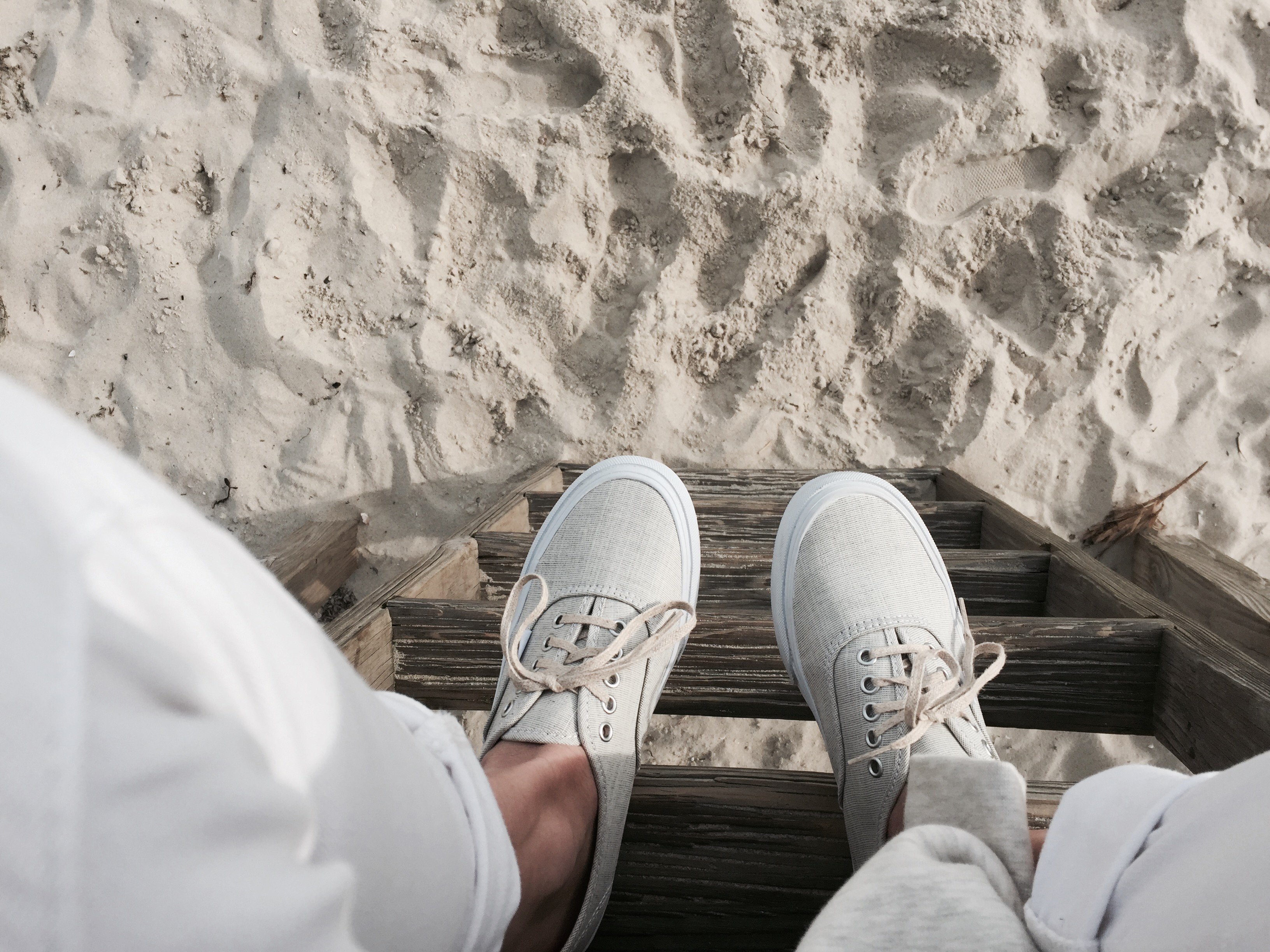 sneakers sand white pants