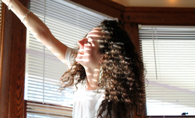 charlotte reader girl blinds sun happy bracelets smiling?width=698&height=466&fit=crop&auto=webp&dpr=4