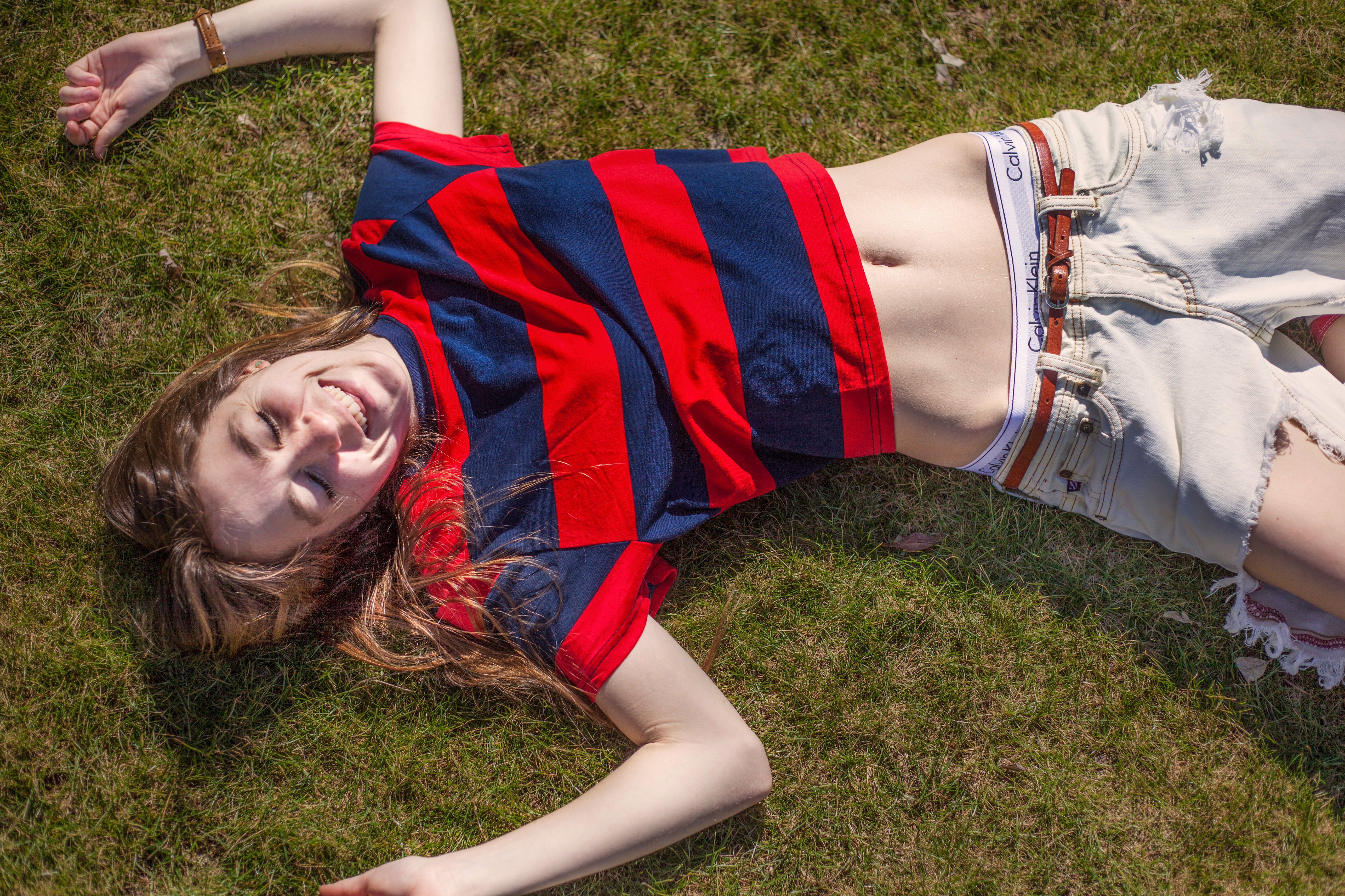 kristen bryant girl in sun in g rass ripped jeans?width=698&height=466&fit=crop&auto=webp&dpr=4