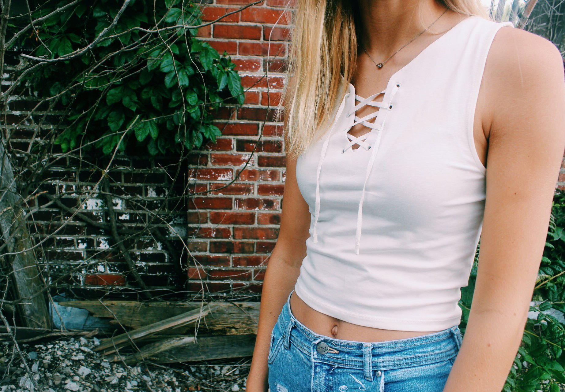 Anna Schultz white tie top with denim?width=698&height=466&fit=crop&auto=webp&dpr=4