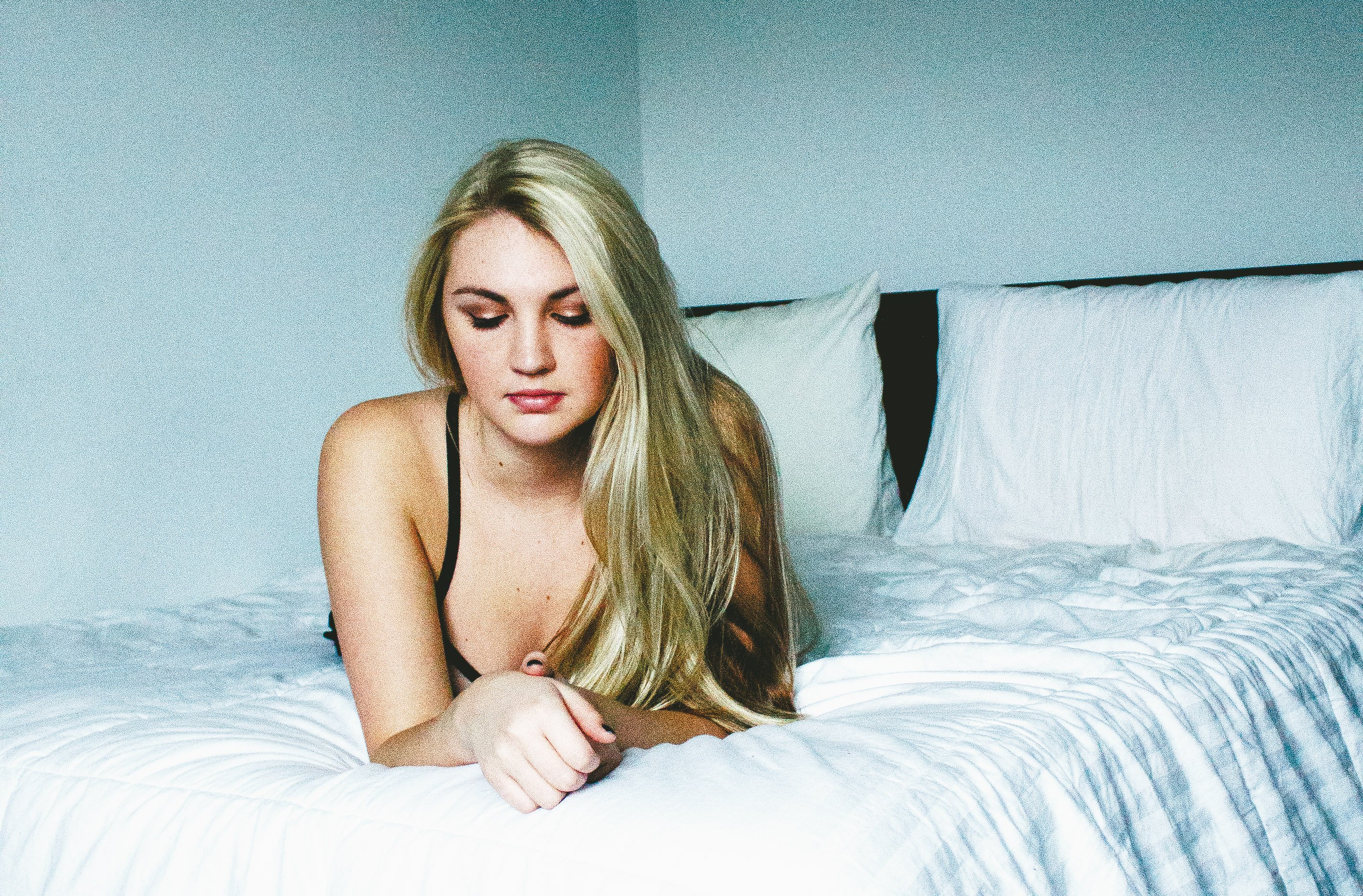 arianna tucker girl lying on bed?width=698&height=466&fit=crop&auto=webp&dpr=4