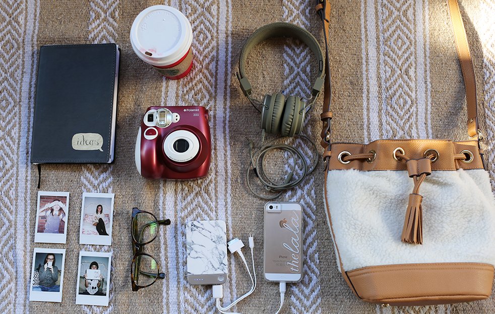 the lala purse contents flatlay?width=698&height=466&fit=crop&auto=webp&dpr=4