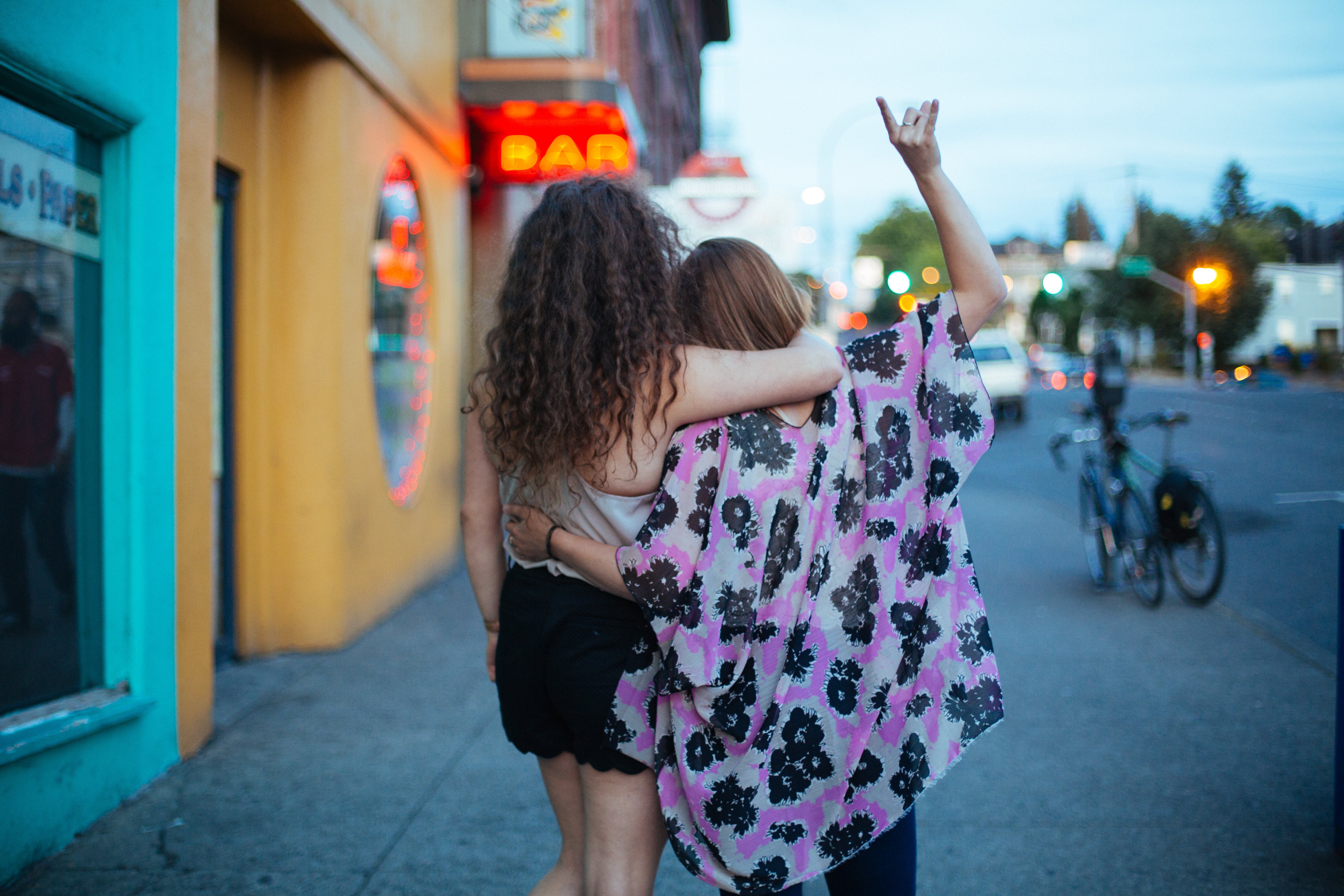 breanna coon friends walking together 4?width=698&height=466&fit=crop&auto=webp&dpr=4