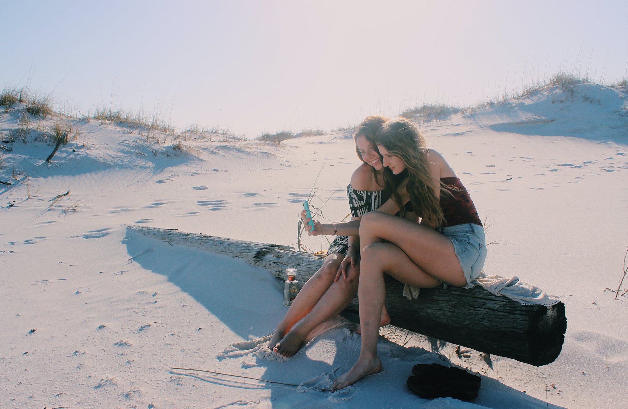 Anna Schultz girls taking selfie on beach?width=698&height=466&fit=crop&auto=webp&dpr=4