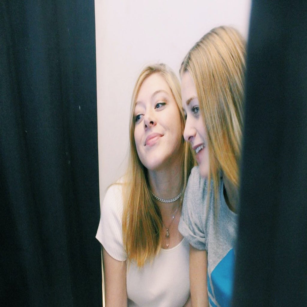 Anna Schultz-Friends In A Photobooth