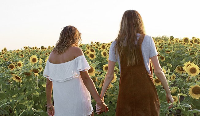 Maria Scheller friends holding hands sunflower field dresses summer?width=698&height=466&fit=crop&auto=webp&dpr=4
