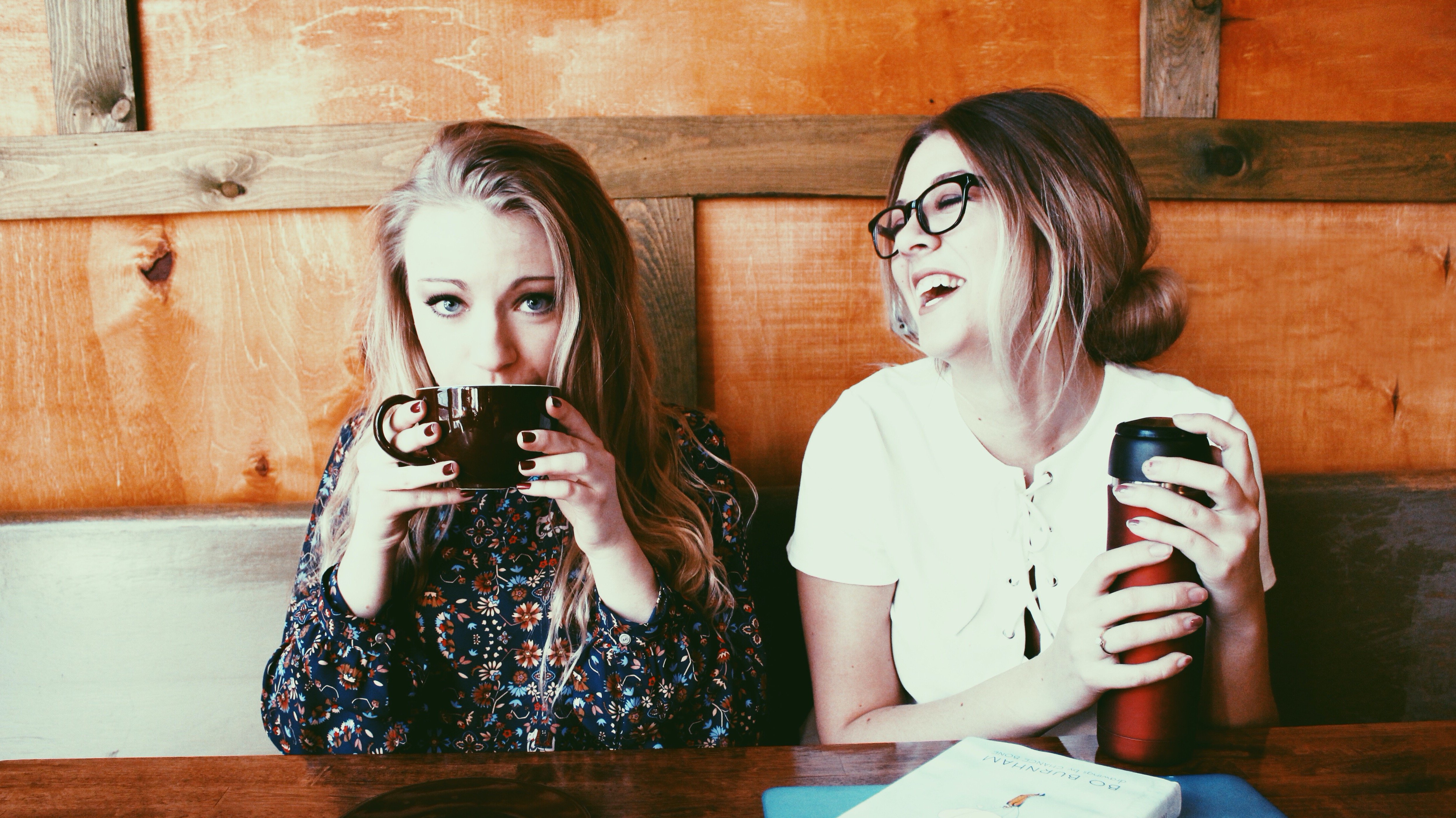 Amelia Kramer coffee shop friend date?width=698&height=466&fit=crop&auto=webp&dpr=4