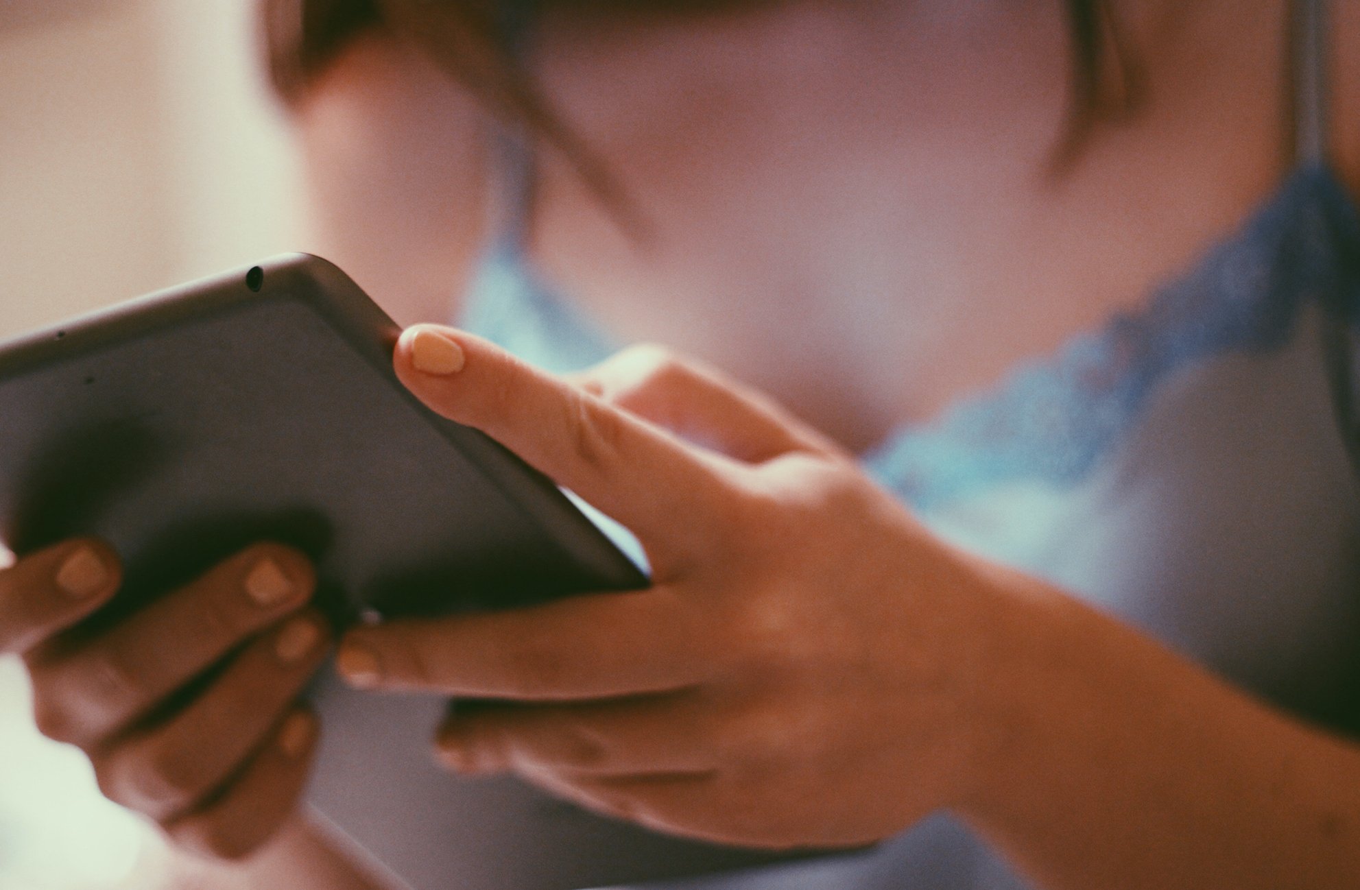 Anna Schultz girl using ipad in bed?width=698&height=466&fit=crop&auto=webp&dpr=4