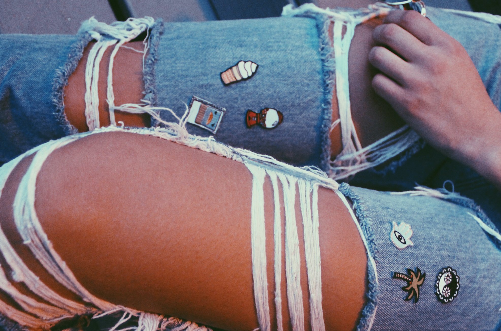 Anna Schultz ripped denim boyfriend jeans with patches?width=698&height=466&fit=crop&auto=webp&dpr=4