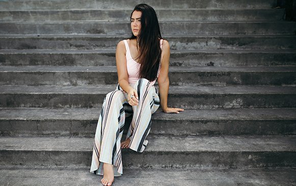 tessa pesicka summer girl hawaii cool pants stairs hair?width=698&height=466&fit=crop&auto=webp&dpr=4