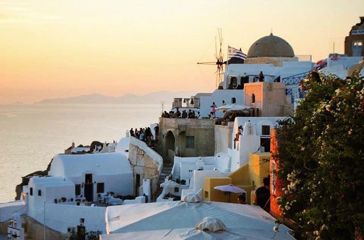 jackie ryan greece santorini travel adventure sunset?width=698&height=466&fit=crop&auto=webp&dpr=4