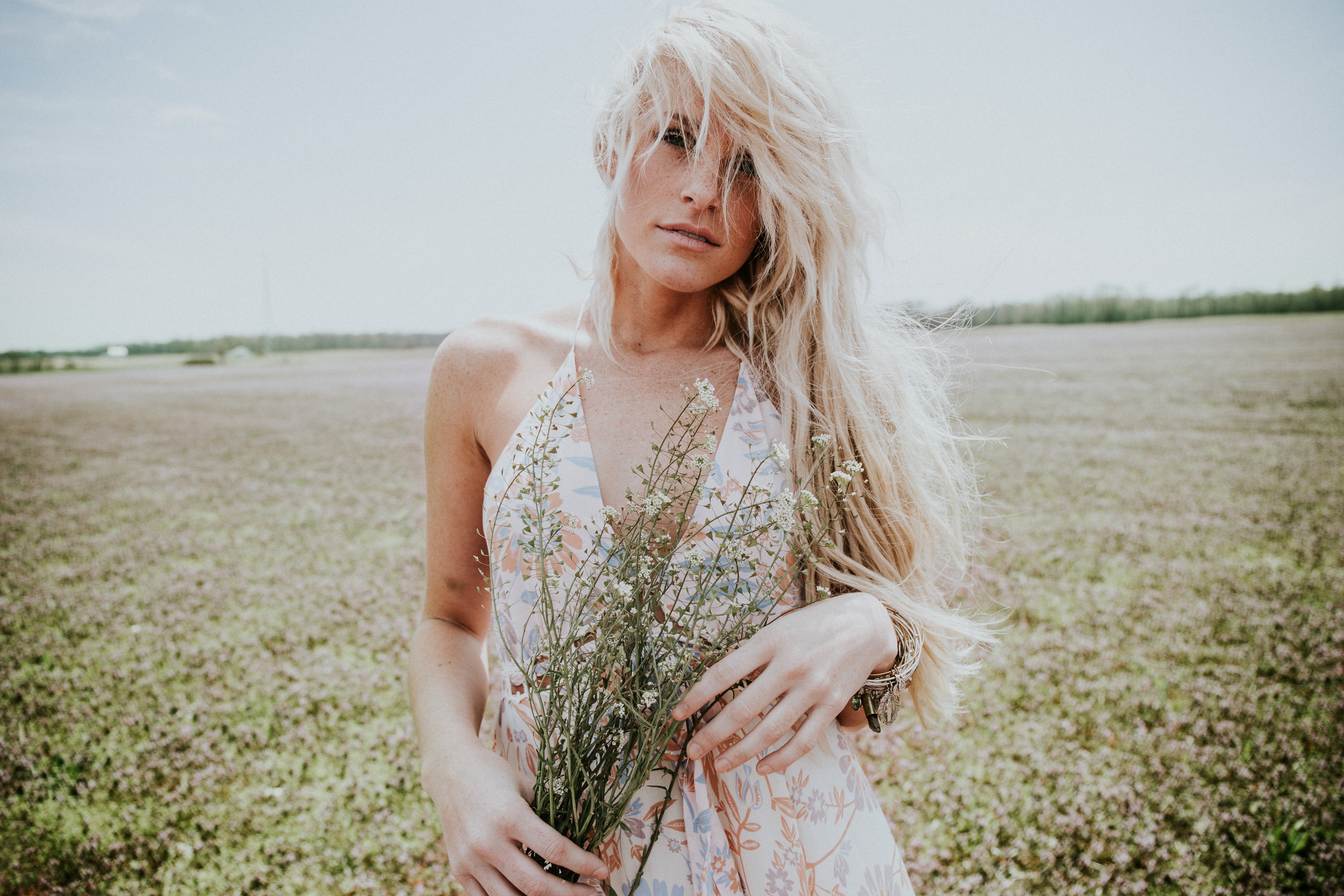 arianna tucker boho festival fashion in field 4?width=698&height=466&fit=crop&auto=webp&dpr=4