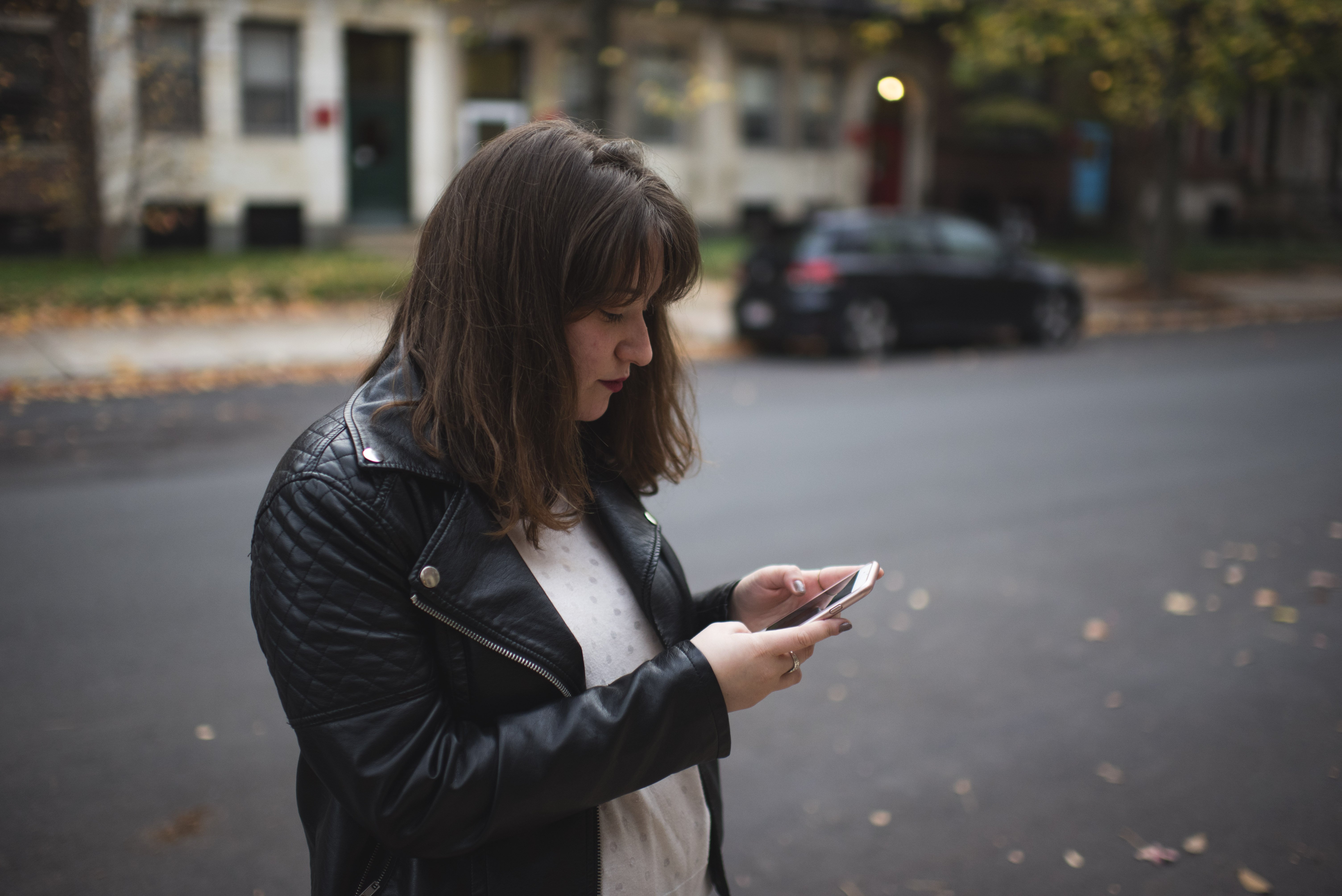 Cara Difabio girl on cell phone?width=698&height=466&fit=crop&auto=webp&dpr=4