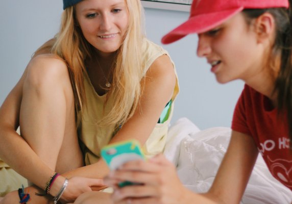 Anna Schultz-Girls Looking At Phone