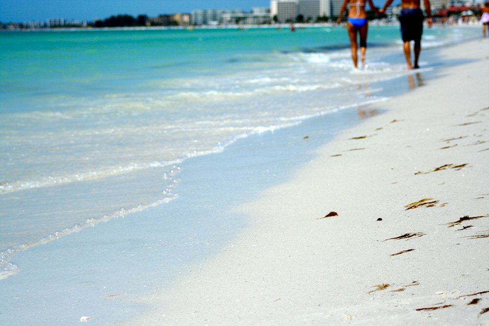 the lala two people walking on the beach?width=698&height=466&fit=crop&auto=webp&dpr=4