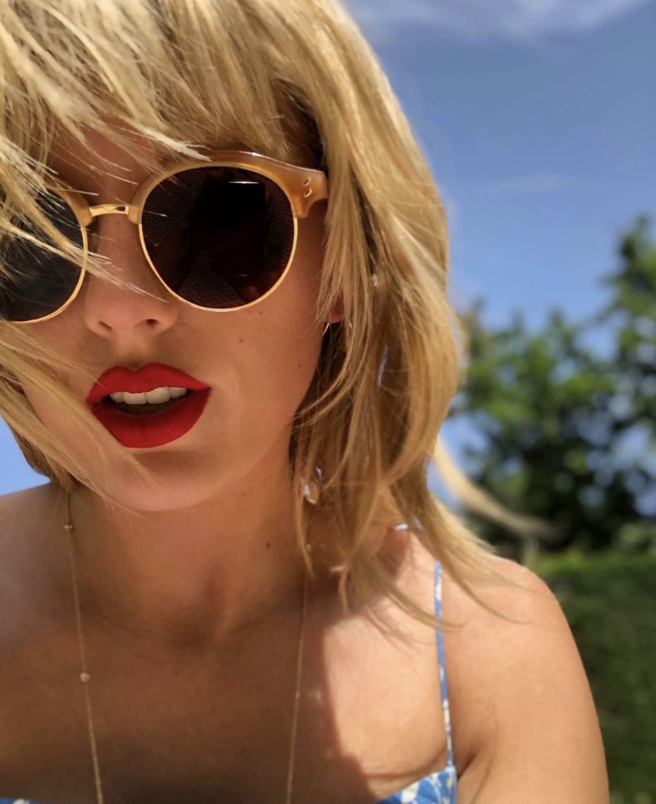 Taylor Swift Selfie