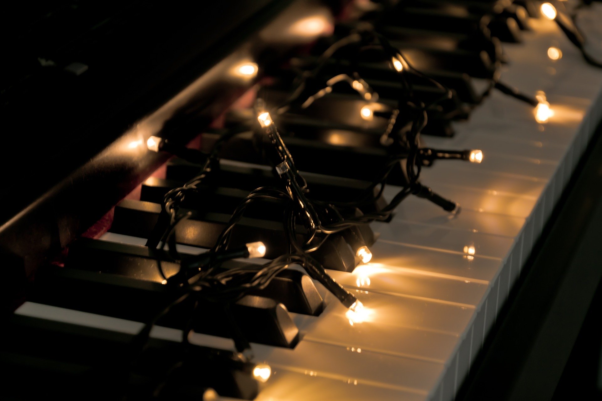 piano with lights