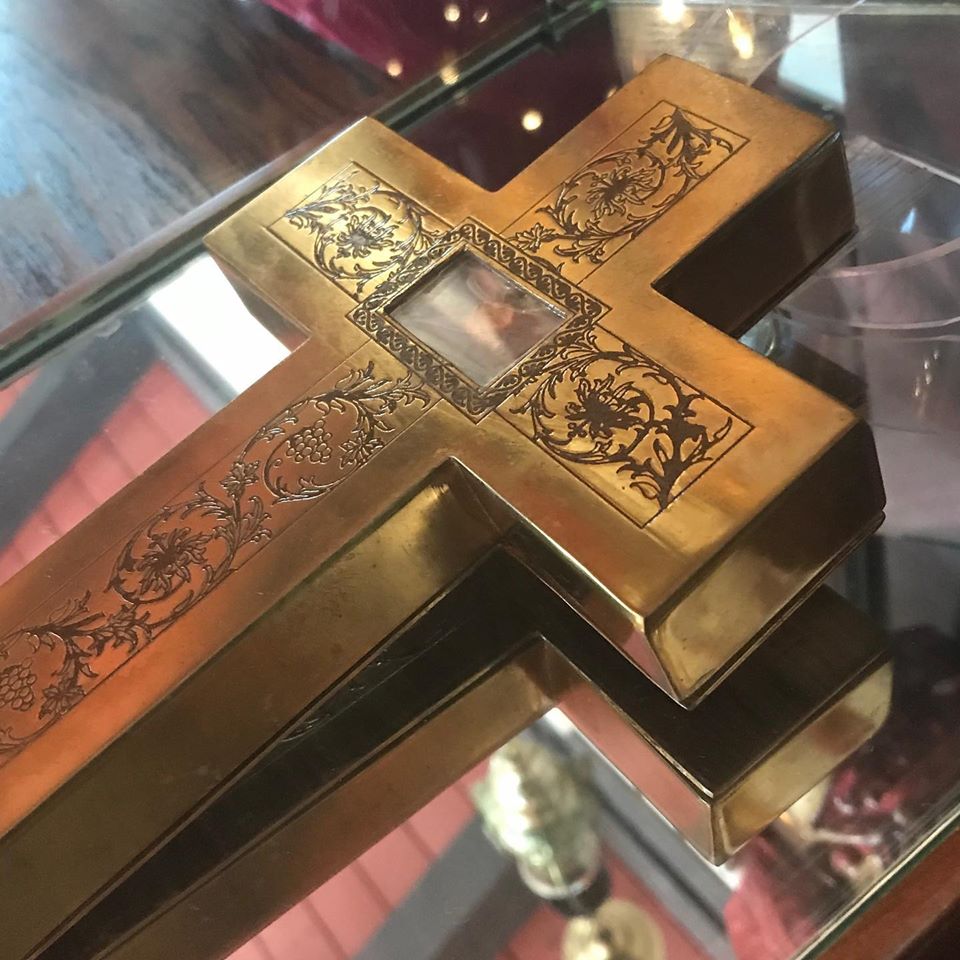 Picture of cross that carries a small piece of the cross of Jesus Christ