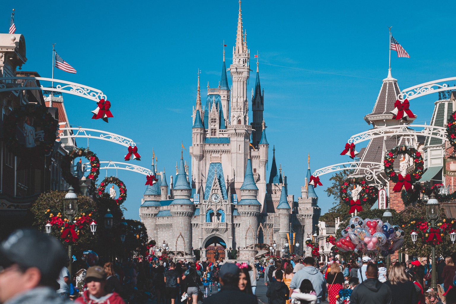 Photo of the castle during daytime with Christmas decorations