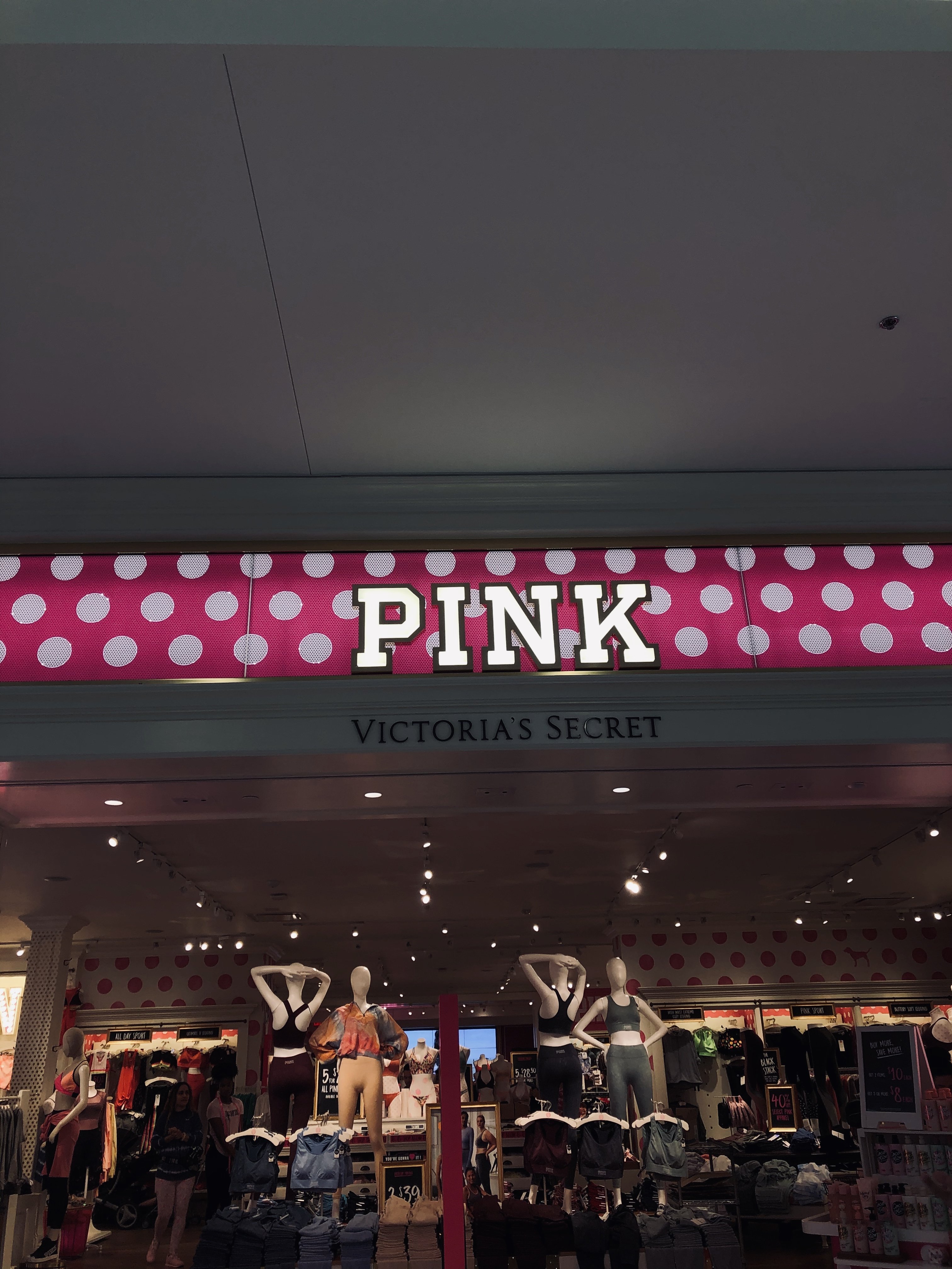 Photo of the store front Victoria’s Secret/Pink