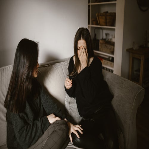 Emotional Unavailability Can Exist In Friendships, Here's How To Handle It