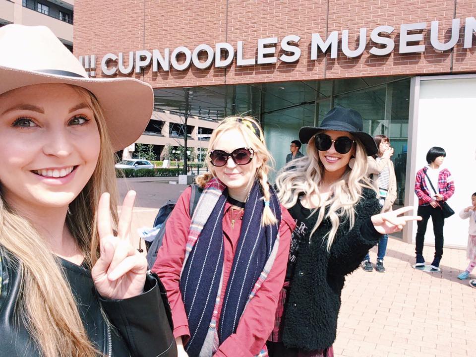girls with peace signs at cup noodle museum