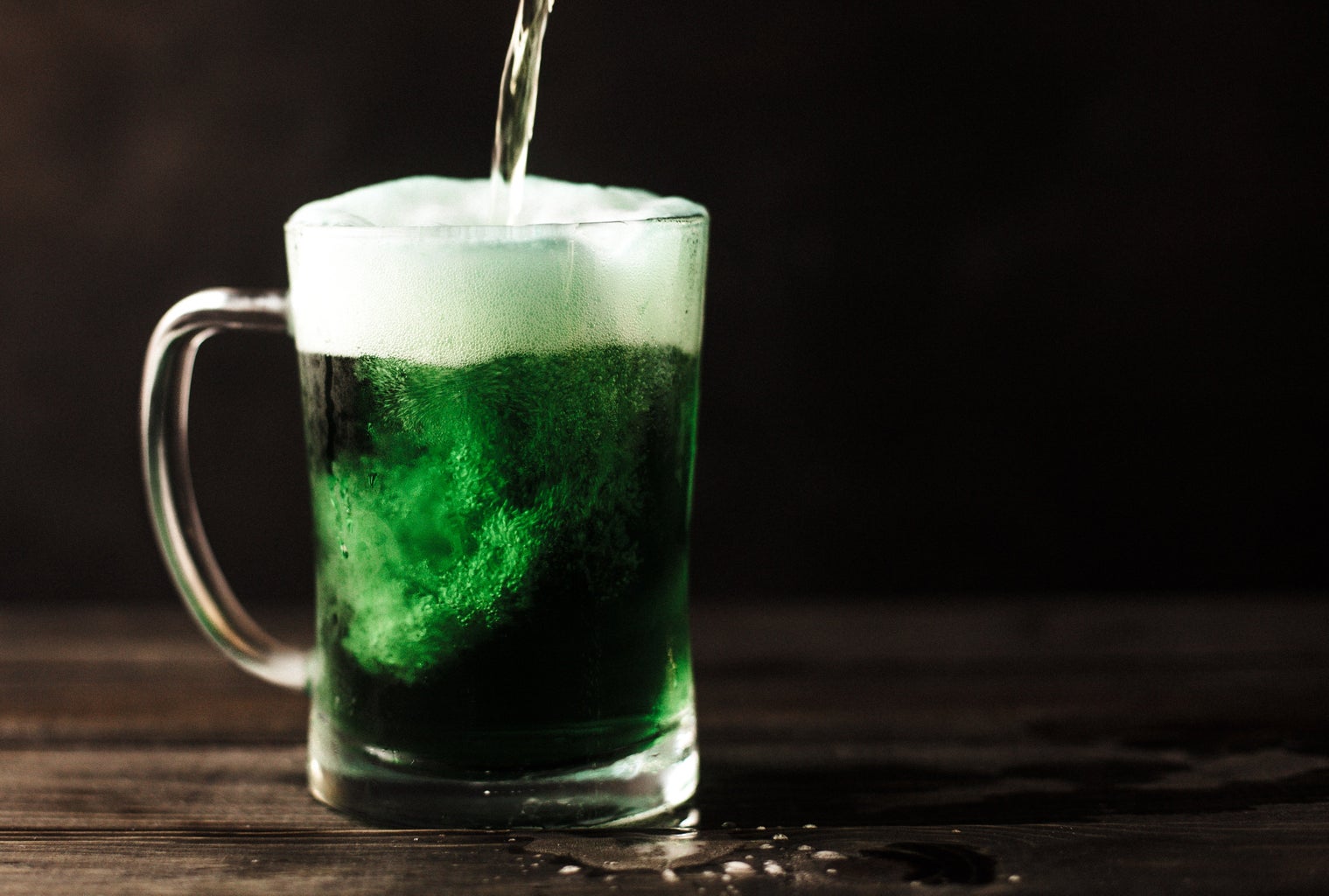 Green drink in a glass mug