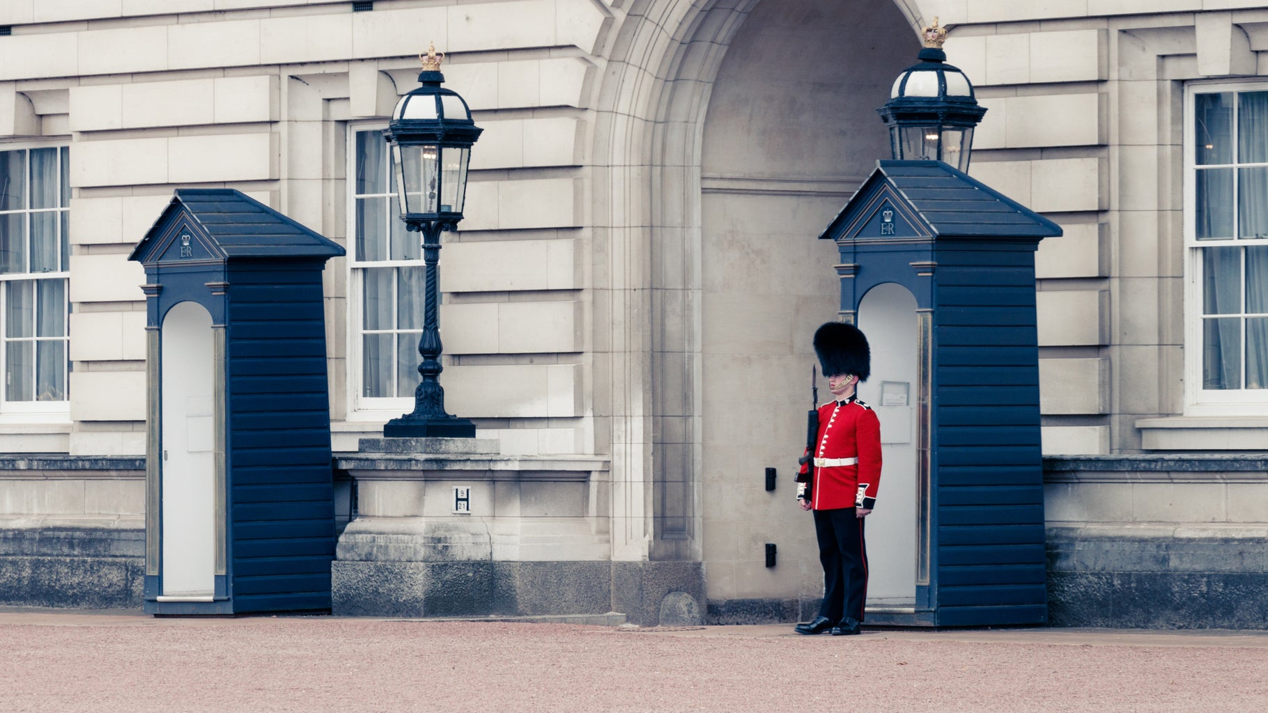 Buckingham Palace, London, UK; royalty, England, soldier