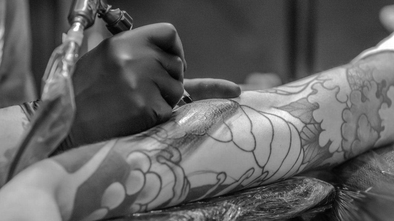 grayscale photo of person applying tattoo 955938jpg?width=698&height=466&fit=crop&auto=webp&dpr=4