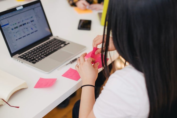girl at desk with sticky notes