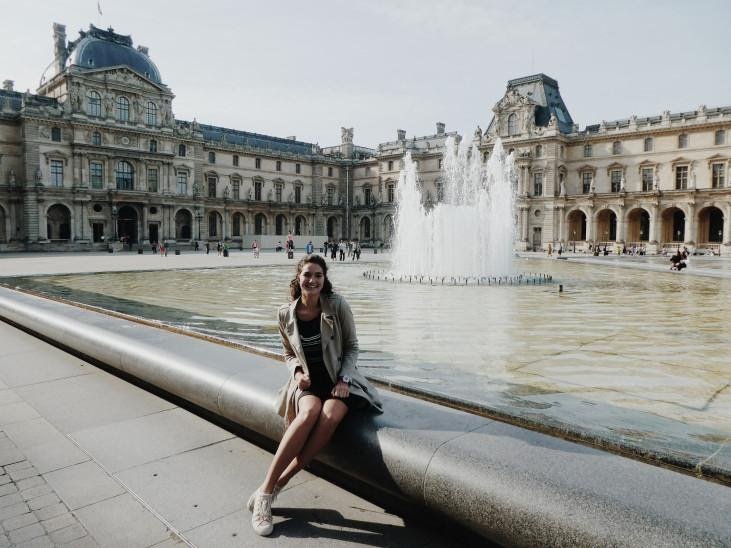 girl at the louvre in paris