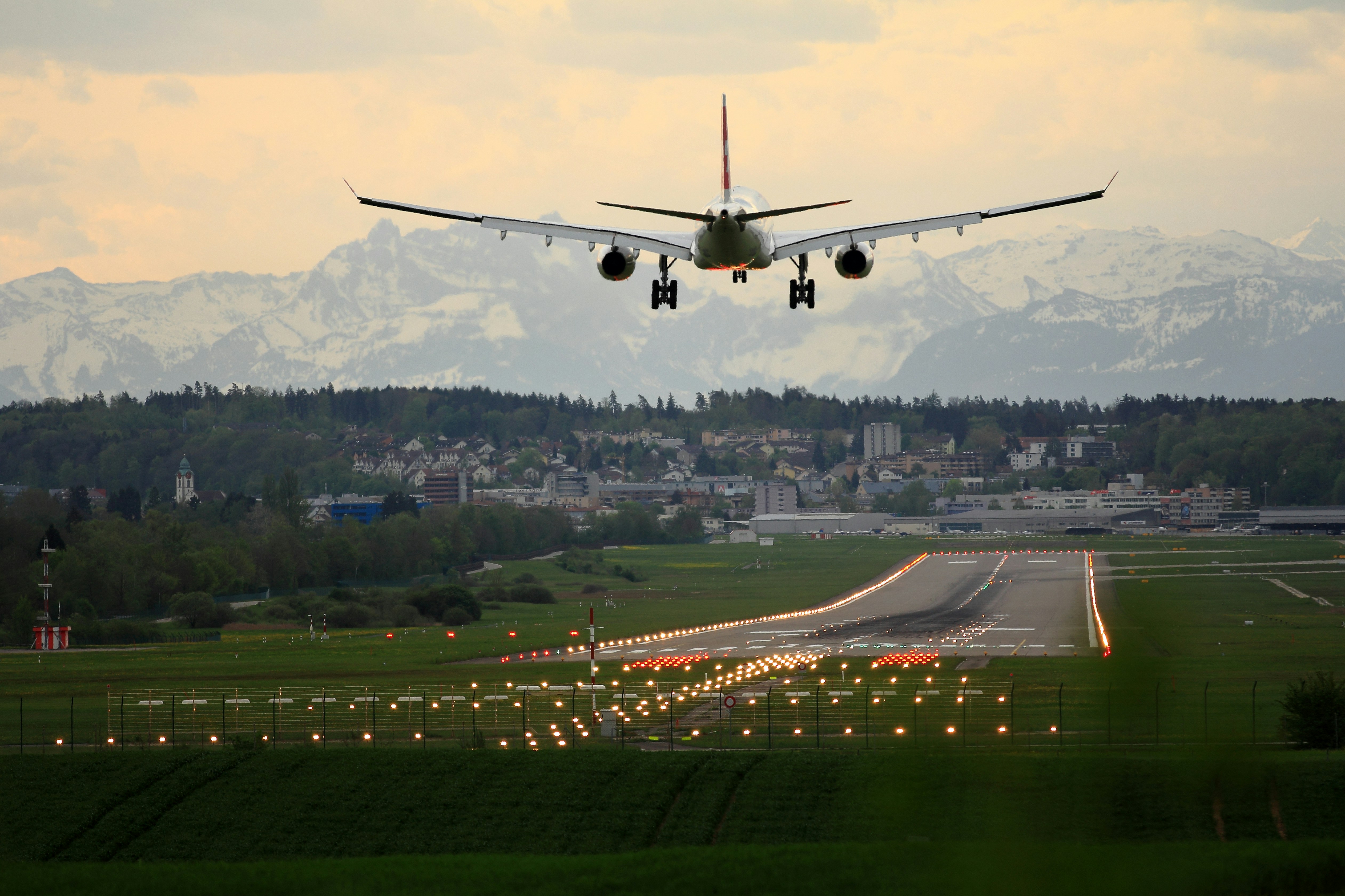 plane landing jpg by Pascal Meier?width=698&height=466&fit=crop&auto=webp&dpr=4