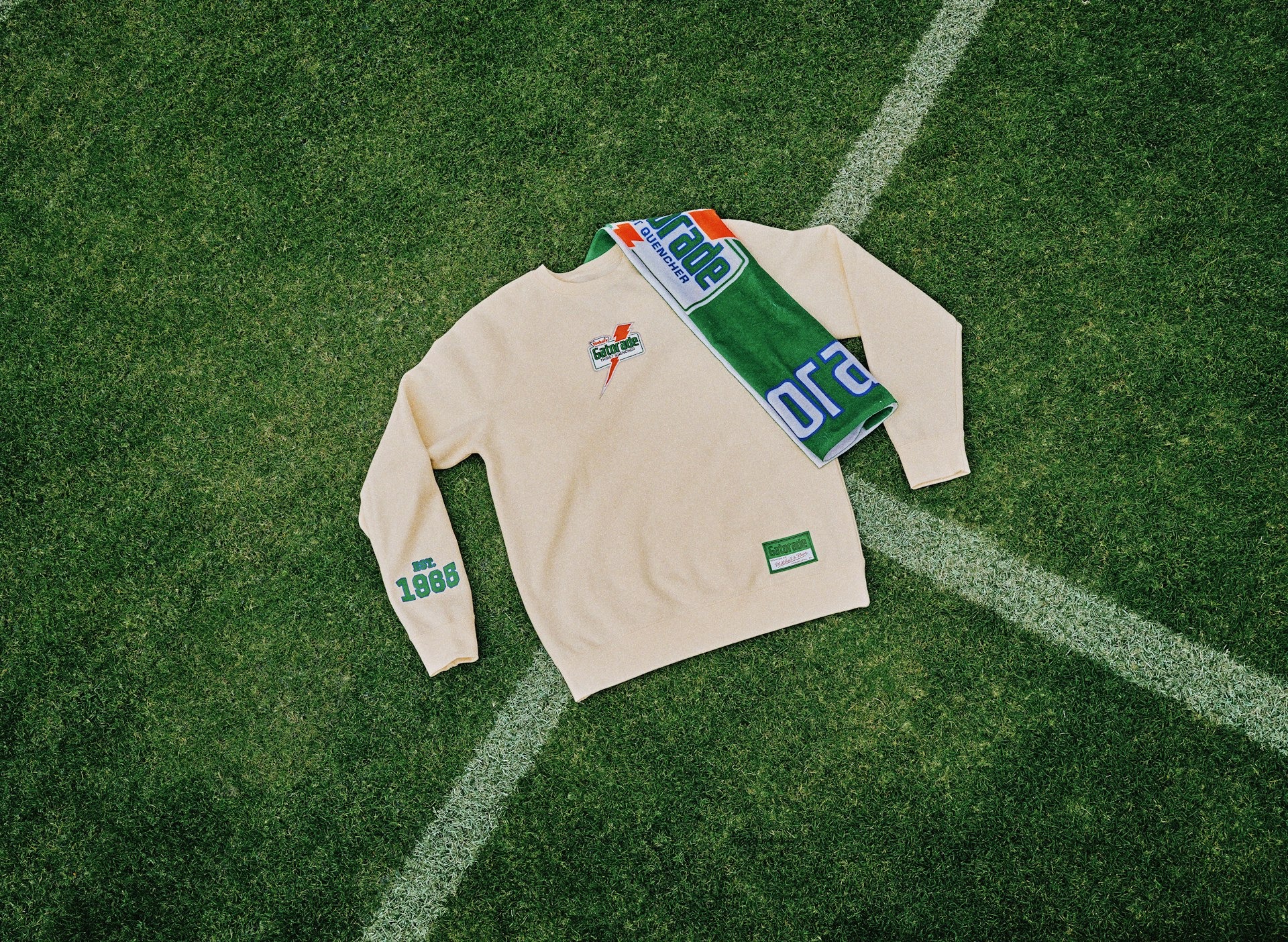 Gatorade x Mitchell & Ness Crewneck in cream