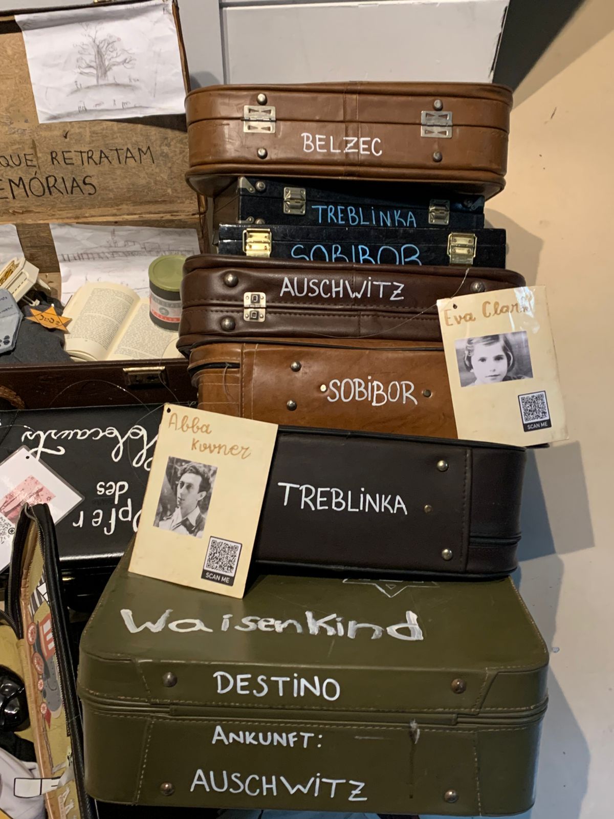 “Entre Páginas, Tintas e Malas” exposition