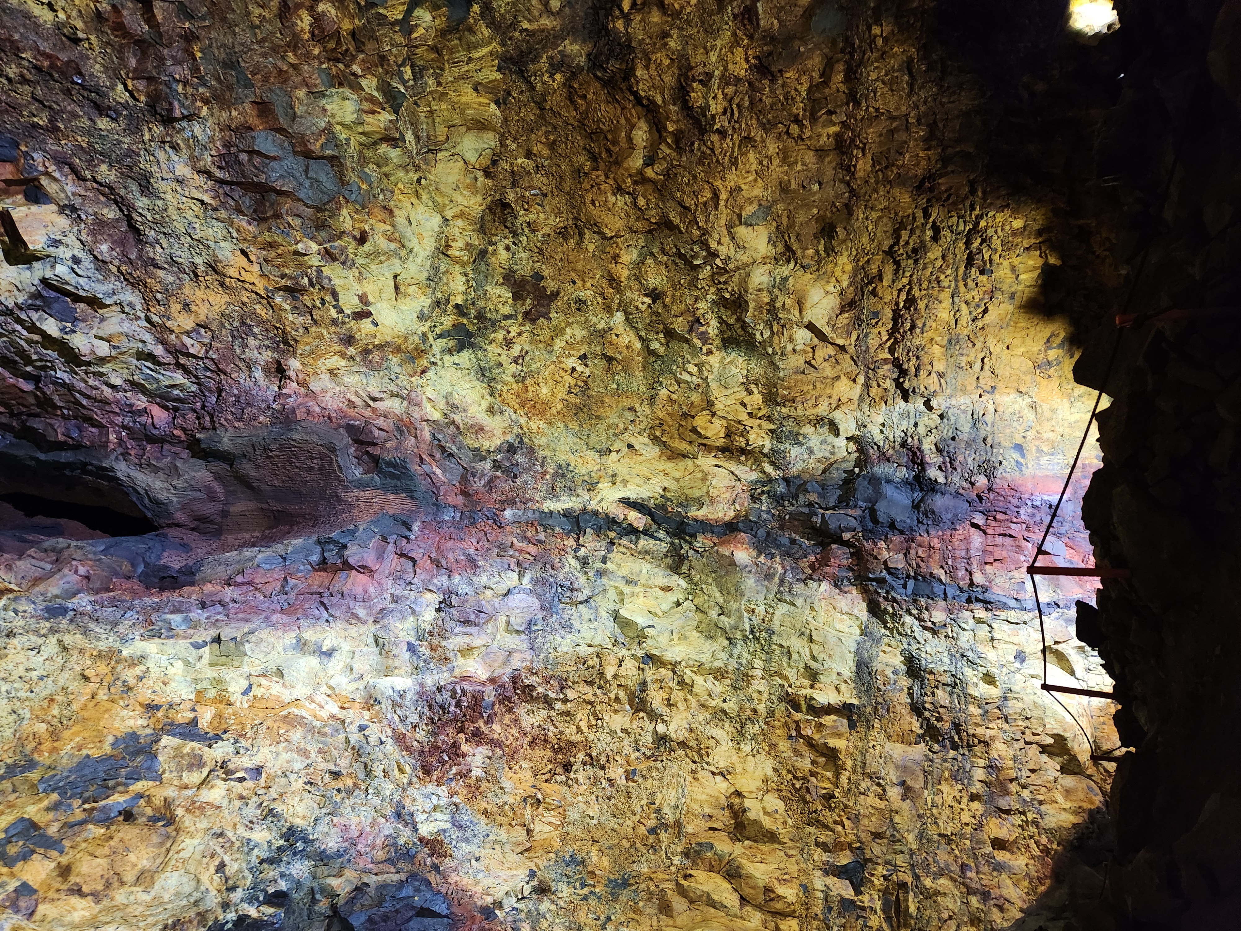 interior of the Thríhnúkagígur volcano.
