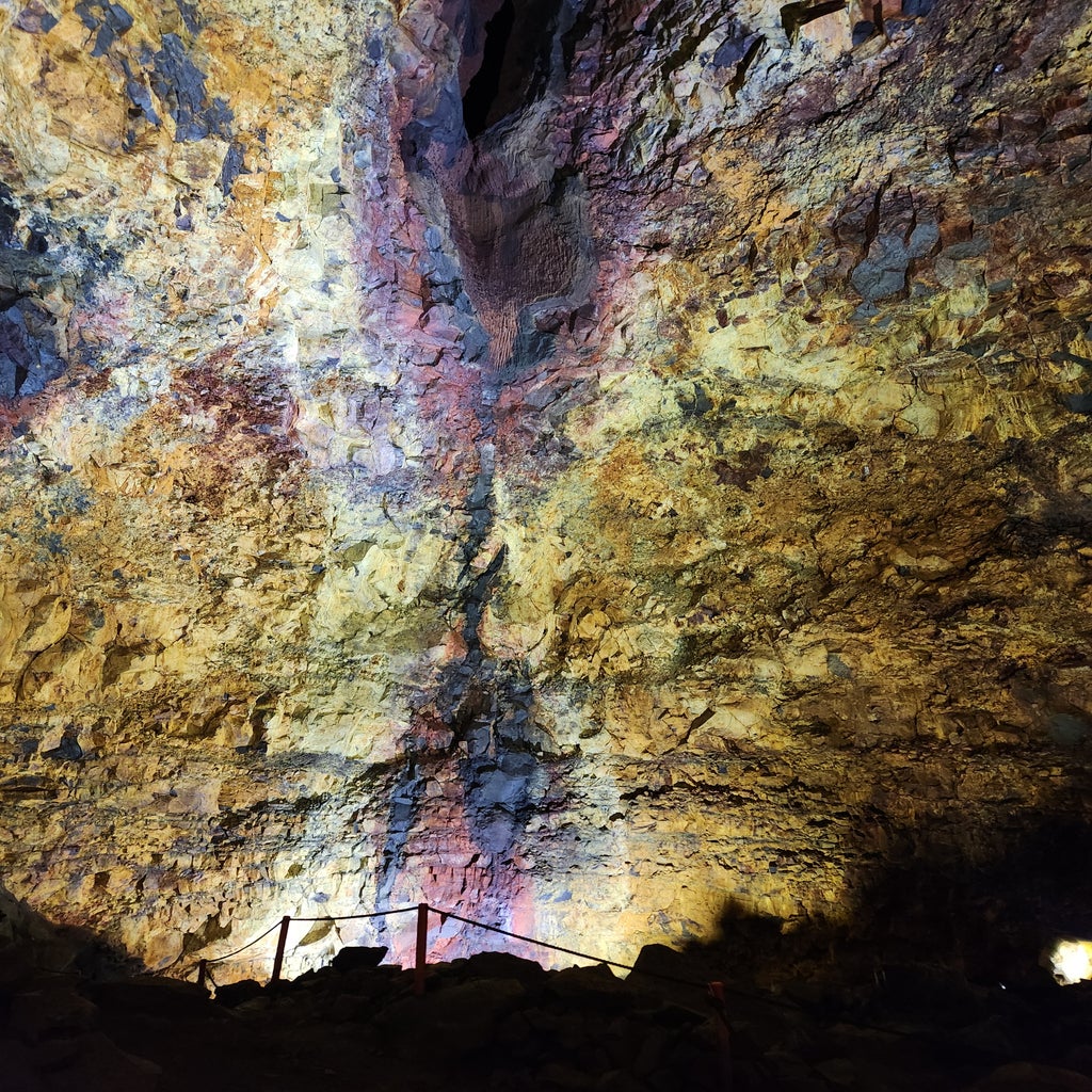 interior of the Thríhnúkagígur volcano.