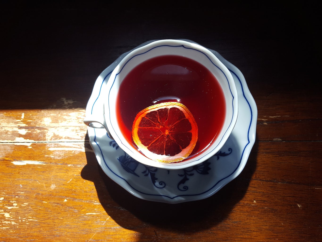 hibiscus tea with lemon slice