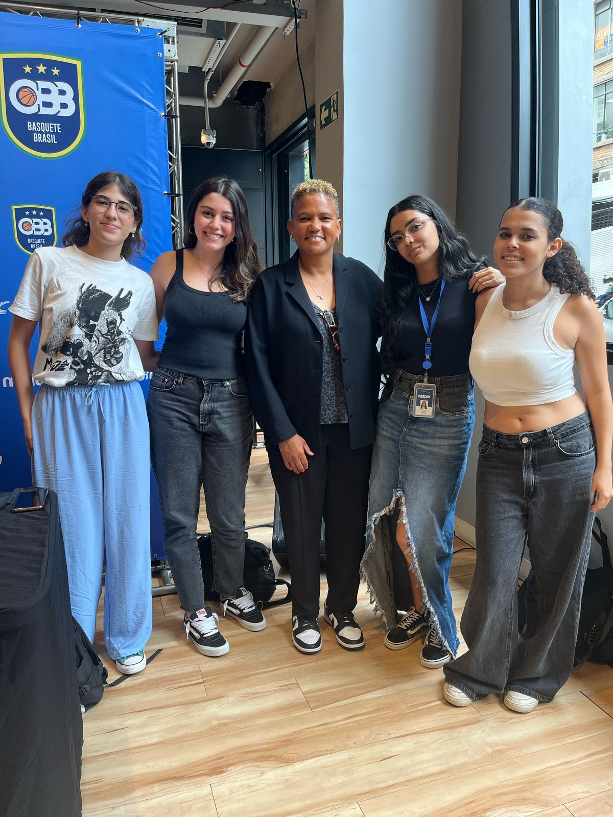Four of Her Campus at Casper Libero members alongside Pokey Chartman, the new coach of Brazil\'s national female basketball team.