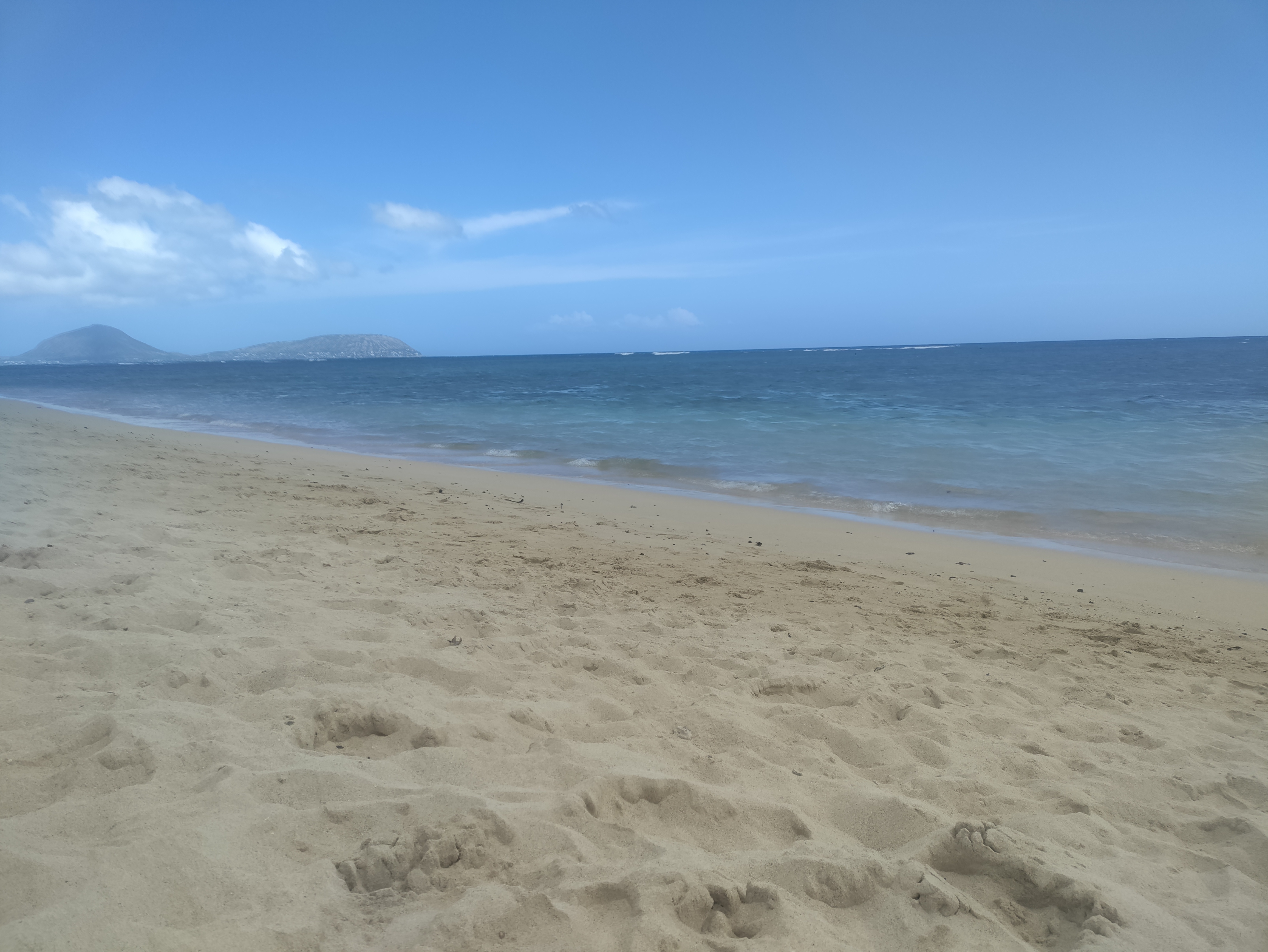 Ocean and mountain views from Wai\'alae Beach